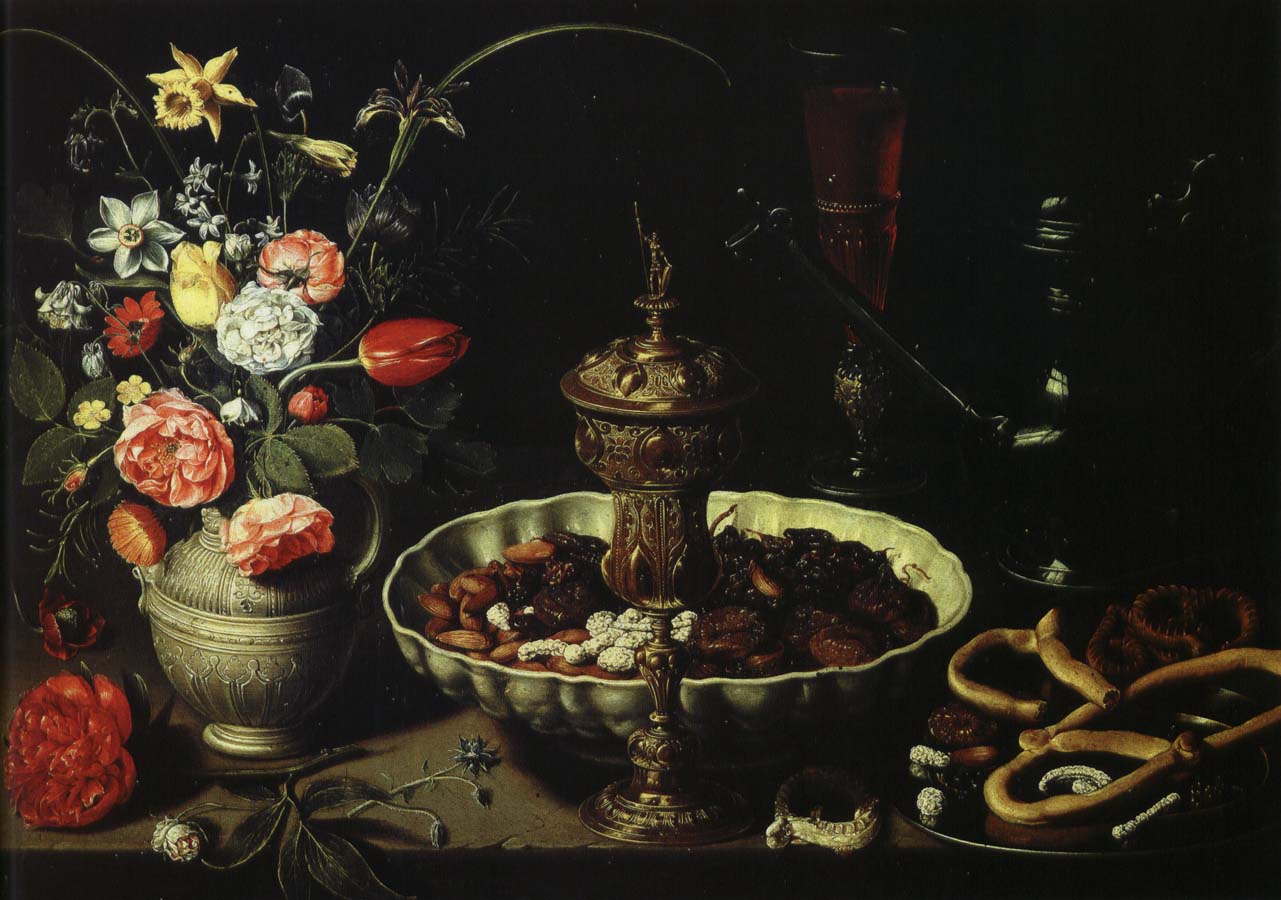 bord med blomvas och torkad frukt